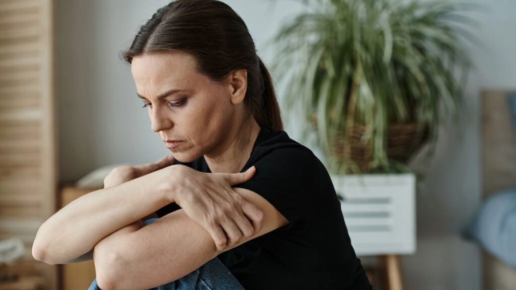 8 coisas que você está fazendo em público que mostram que você não tem respeito próprio, de acordo com a psicologia