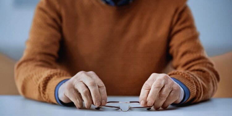 Aposentados que vivem bem na aposentadoria se afastaram dessas 8 coisas