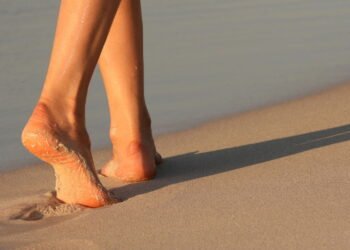 O que significa para o seu corpo quando você caminha descalço na areia?