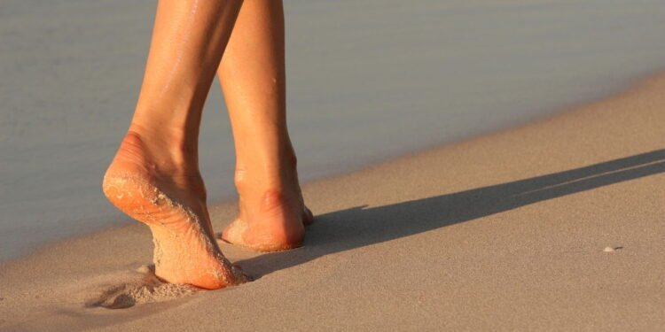 O que significa para o seu corpo quando você caminha descalço na areia?