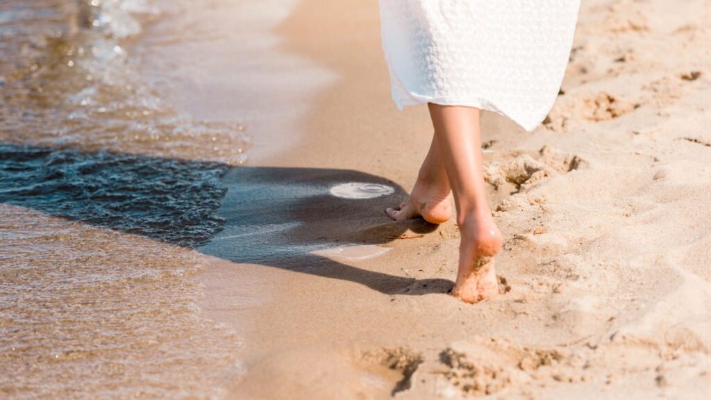 O que significa para o seu corpo quando você caminha descalço na areia?