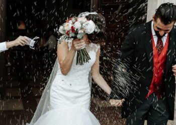 Por que se joga arroz nos noivos após o casamento
