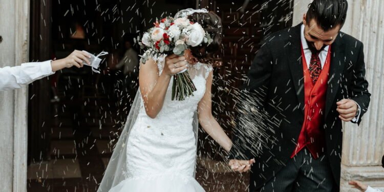 Por que se joga arroz nos noivos após o casamento