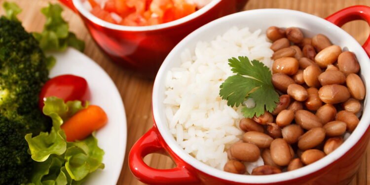 Arroz com Feijão - Créditos: depositphotos.com / diogoppr