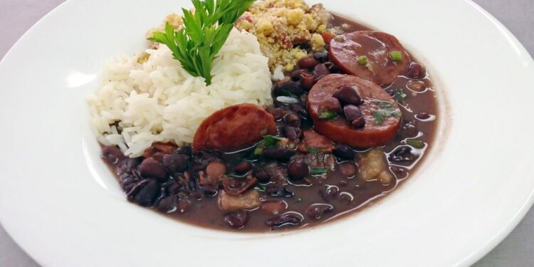 Arroz e feijão // Créditos: depositphotos.com / luisrftc