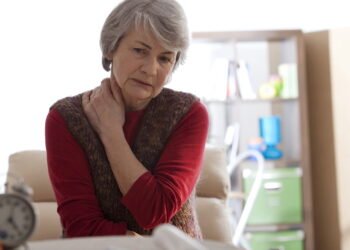 Pescoço que estala e dói depois dos 60 pode ser sinal de cartilagem sumindo aos poucos