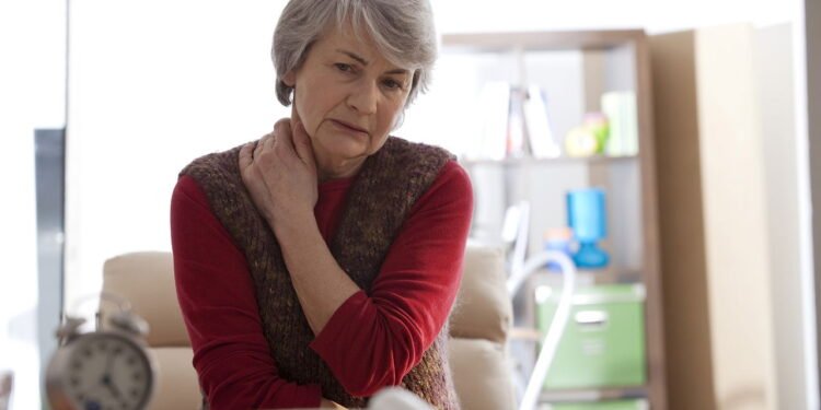 Pescoço que estala e dói depois dos 60 pode ser sinal de cartilagem sumindo aos poucos