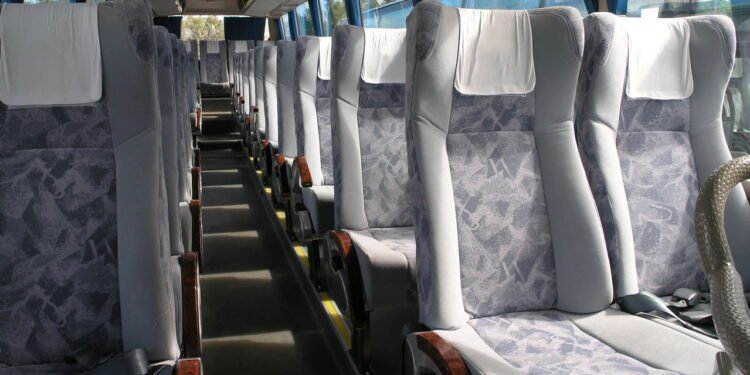 Pessoas que oferecem seu assento a idosos ou menos capazes geralmente apresentam essas 8 características raras, de acordo com a psicologia