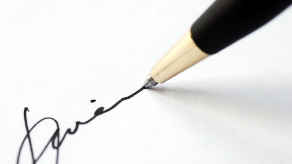 O que significa se uma pessoa sublinha o seu nome na assinatura