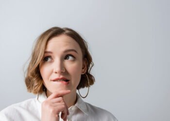 13 hábitos inofensivos que estão lentamente destruindo sua confiança