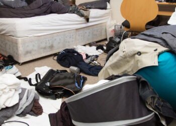 14 coisas inúteis que as pessoas acumulam “só por precaução” (que nunca são usadas)