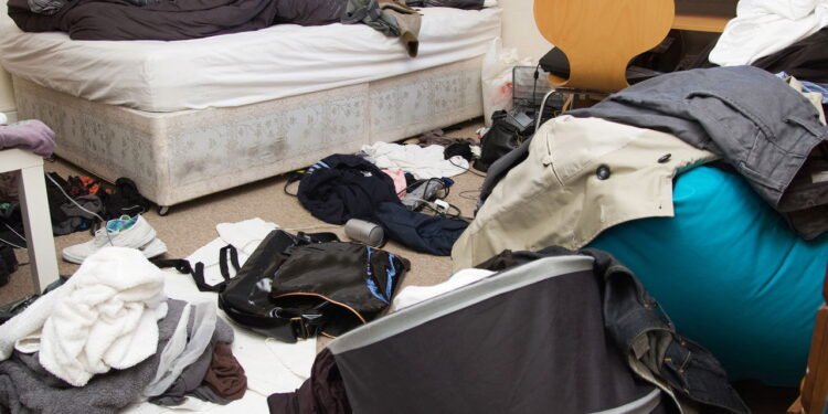 14 coisas inúteis que as pessoas acumulam “só por precaução” (que nunca são usadas)