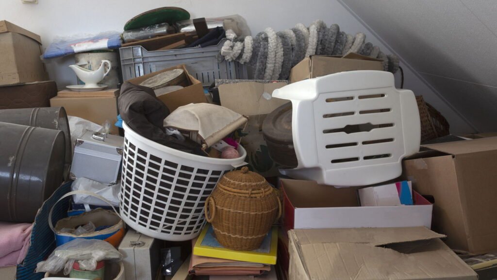 14 coisas inúteis que as pessoas acumulam “só por precaução” (que nunca são usadas)