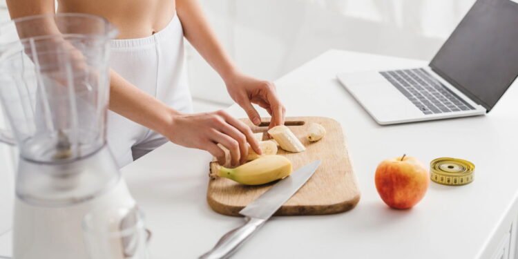Banana ou maçã: qual fruta ajuda a manter a energia ao longo do dia, segundo especialistas
