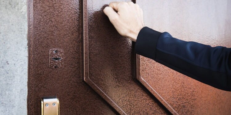 A origem do gesto de bater na madeira é mais curiosa do que parece