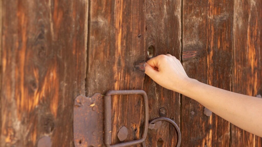 A origem do gesto de bater na madeira é mais curiosa do que parece