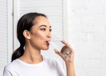 Os benefícios de antecipar a ingestão de água, de acordo com nutricionistas