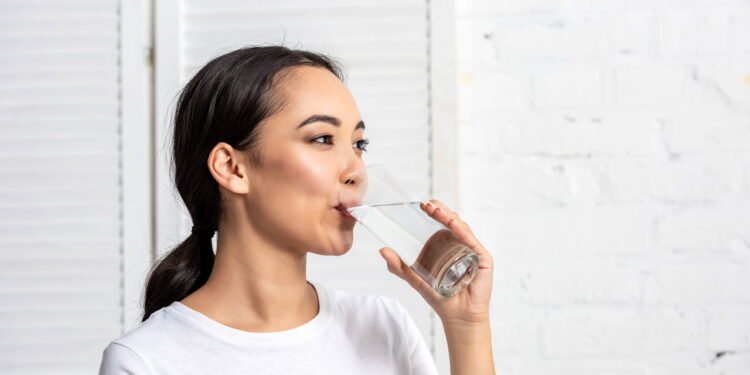 Os benefícios de antecipar a ingestão de água, de acordo com nutricionistas