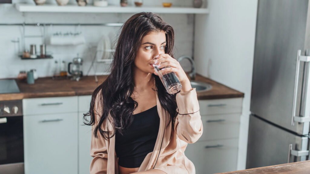 Os benefícios de antecipar a ingestão de água, de acordo com nutricionistas