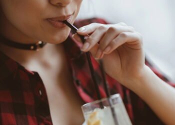 Estudo descobre que essas bebidas comuns estão relacionadas a problemas cardíacos