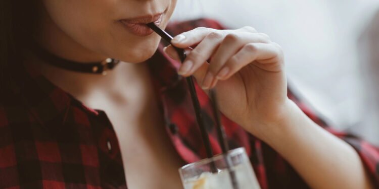 Estudo descobre que essas bebidas comuns estão relacionadas a problemas cardíacos