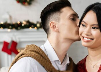 Cumprimentar com um beijo no rosto: por que algumas pessoas evitam segundo a psicologia?