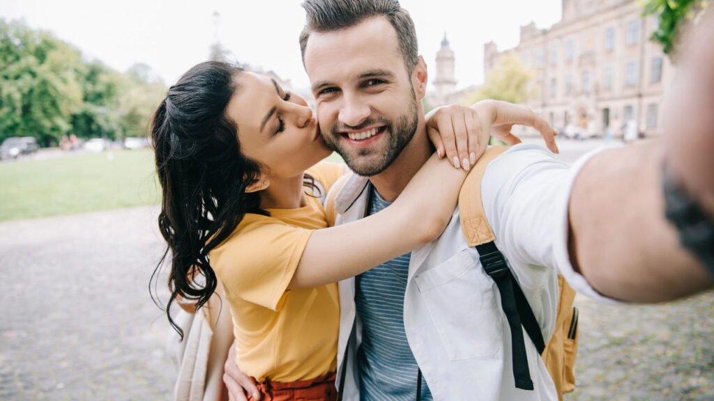 Cumprimentar com um beijo no rosto: por que algumas pessoas evitam segundo a psicologia?