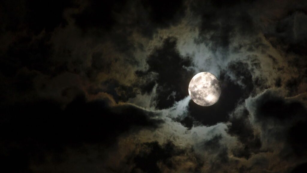 Uma "lua negra" aparecerá no céu neste fim de semana, mas você não a verá. Eis o porquê