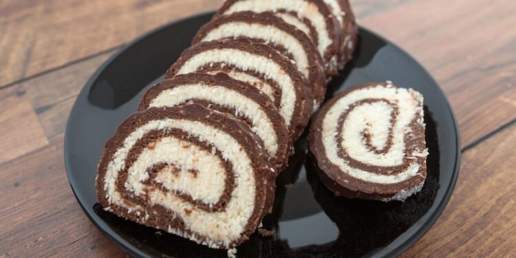 Receita fácil de bolo de chocolate com camadas de coco úmido e cremoso