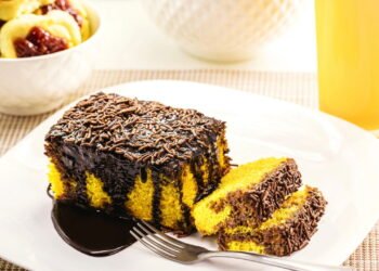 Receita de bolo de cenoura com brigadeiro que garante textura perfeita