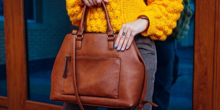 14 coisas estranhas que as mulheres carregam em suas bolsas