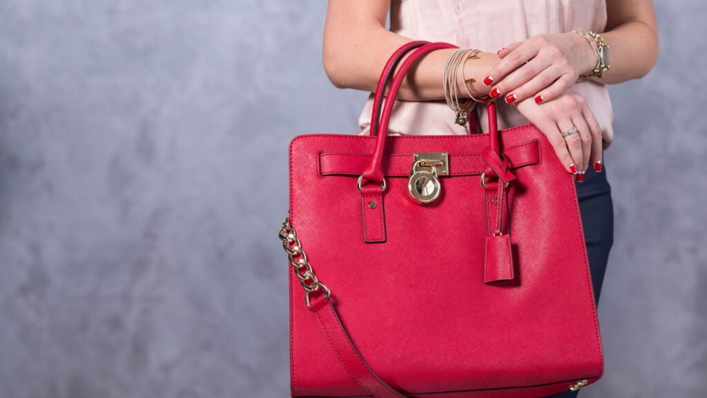 14 coisas estranhas que as mulheres carregam em suas bolsas