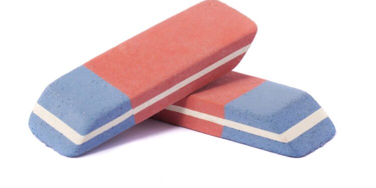 A rotina escolar é marcada por trocas frequentes de objetos entre colegas - Créditos: depositphotos.com / membio