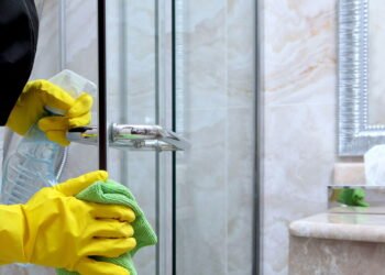 A solução para limpar o vidro do chuveiro em segundos e mantê-lo limpo por muito tempo, segundo um engenheiro químico