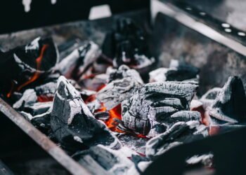 Por que você tem que jogar sal nas brasas e para que serve