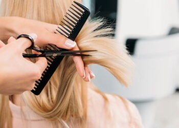 Não é a cada 5 meses: com que frequência você deve cortar as pontas do cabelo, segundo um cabeleireiro