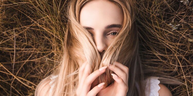 Vitaminas essenciais para cabelos fortes e pele saudável