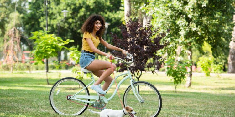 Dicas para introduzir o pet no universo dos passeios de bicicleta