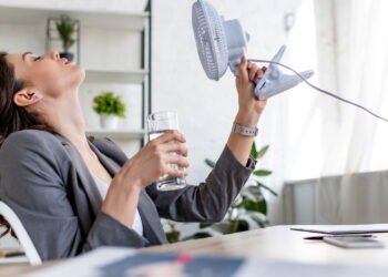 O truque alemão para refrescar o seu quarto sem precisar de ar condicionado: basta uma garrafa