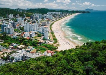 Cidades litorâneas brasileiras oferecem infância segura e cheia de saúde
