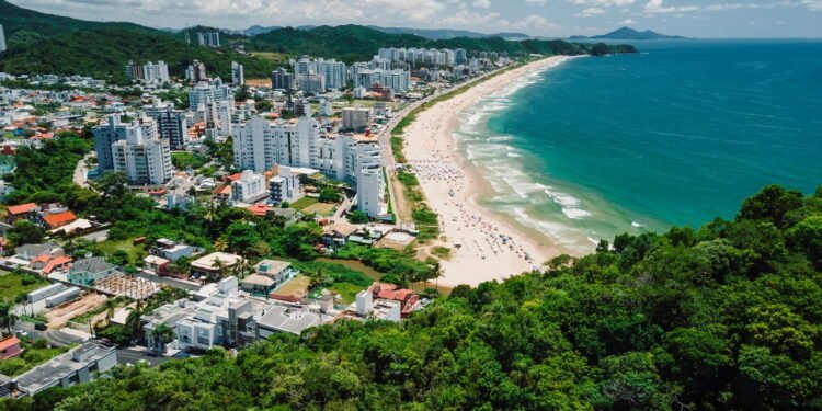 Cidades litorâneas brasileiras oferecem infância segura e cheia de saúde