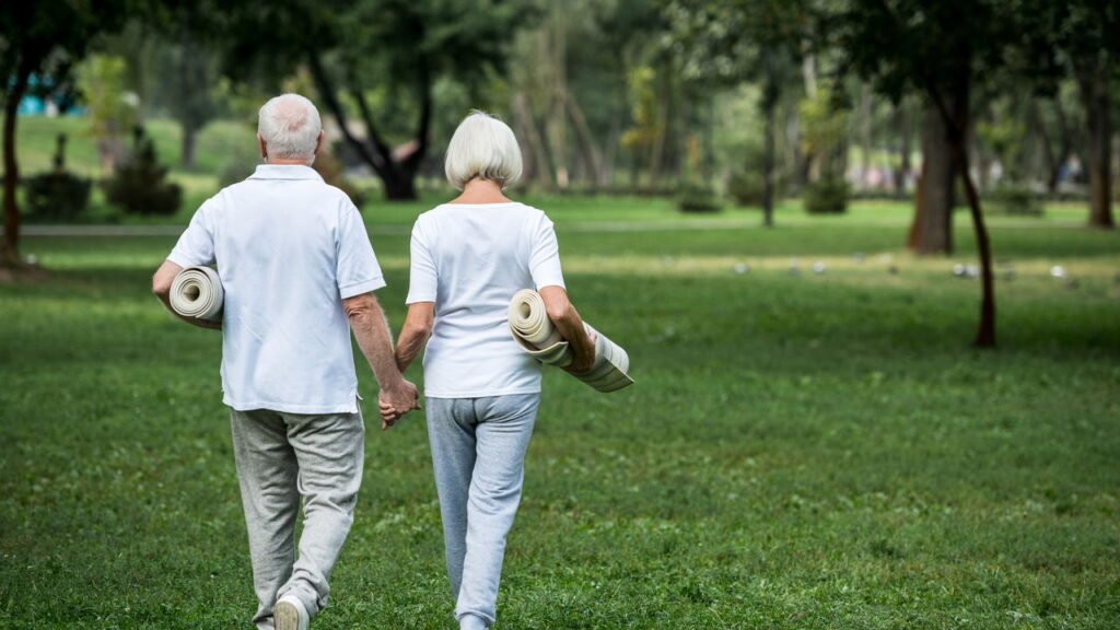 Caminhar descalço na grama pode trazer benefícios inesperados