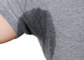 O melhor truque para tirar manchas de suor nas axilas da camisa