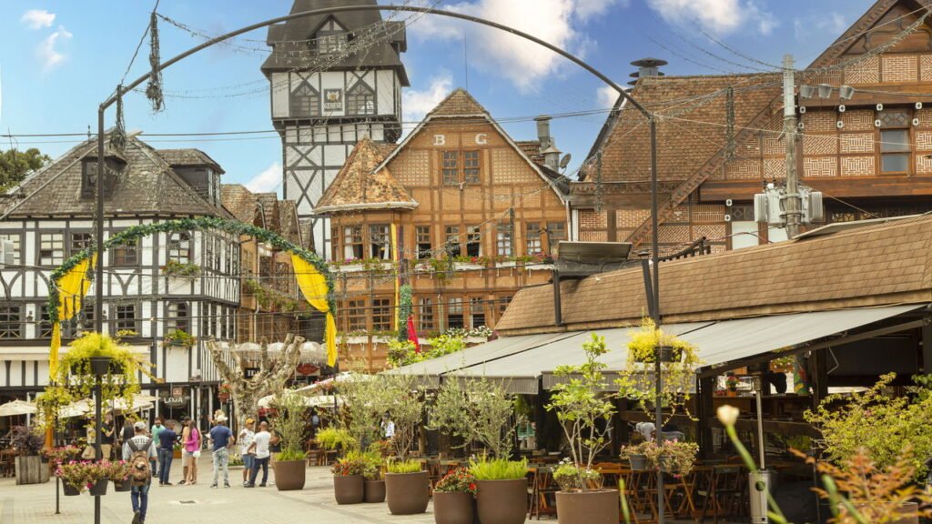 Nessa cidade o frio abraça, as hortênsias dançam e a música ecoa