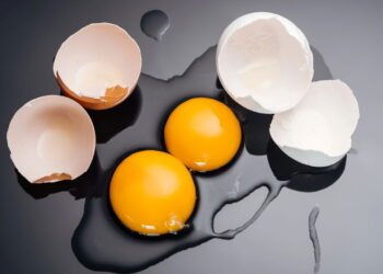 Misturar cascas de ovos com bicarbonato de sódio: por que recomendam e para que serve