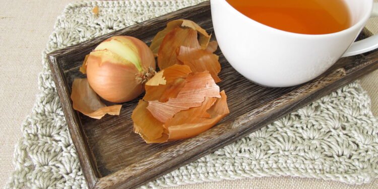 Nutricionista aconselha não jogar fora as cascas de alho e cebola por esse motivo