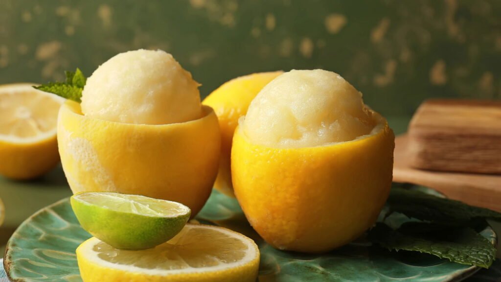 Não é por causa do aroma: por que eles recomendam colocar cascas de limão dentro de uma jarra