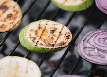 Poucos sabem para que serve esfregar cebola na grelha quente