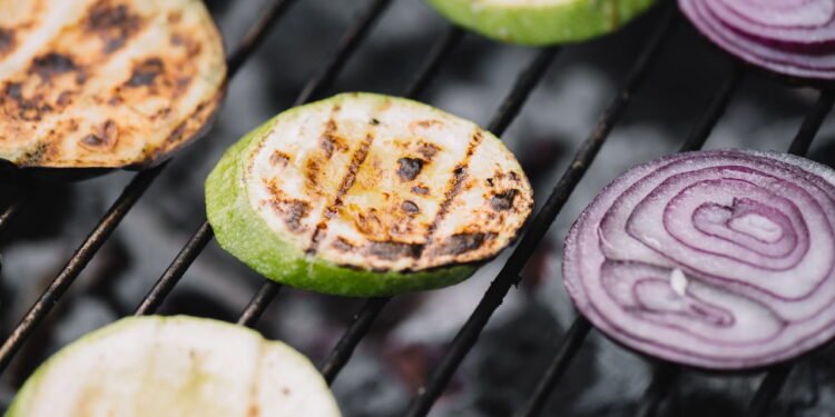Poucos sabem para que serve esfregar cebola na grelha quente