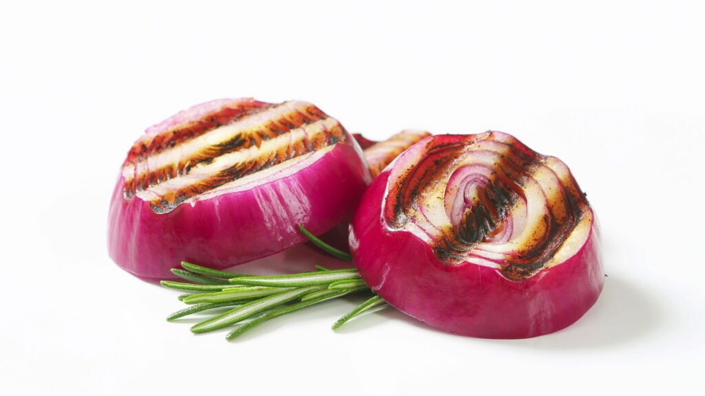 Poucos sabem para que serve esfregar cebola na grelha quente